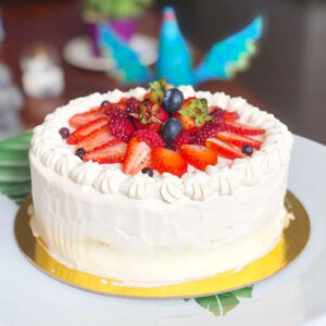 Pastel vegano de amapola con frutos rojos