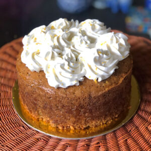 Torta naranja y amapola con crema