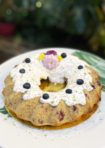 Bundt vegano de limonada de coco y arándanos