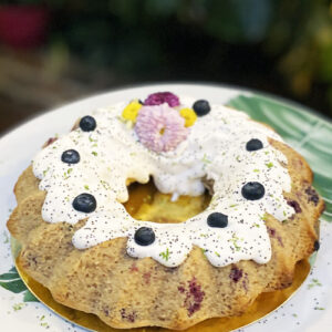 Bundt vegano de limonada de coco y arándanos